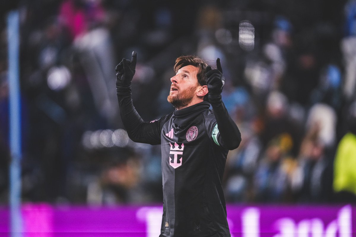 FabrizioRomano's tweet image. ⭐️🇦🇷 First goal in 2025 for Leo Messi on first official game with Inter Miami against Kansas City.

Despite -17°, Leo scores his 851th career goal.