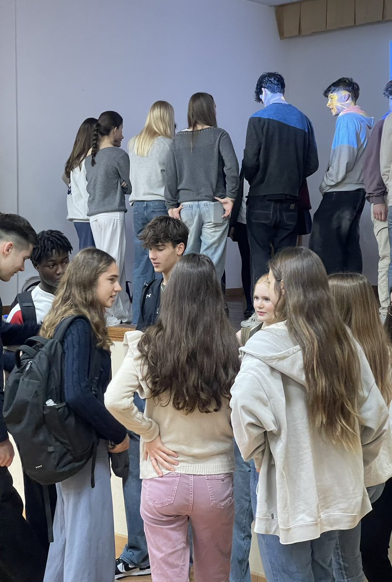 ElthamCLang's tweet photo. Day 3 in València: the students visited a school in the city centre and enjoyed a language exchange activity with Spanish students. https://t.co/D1Eu90YGjU