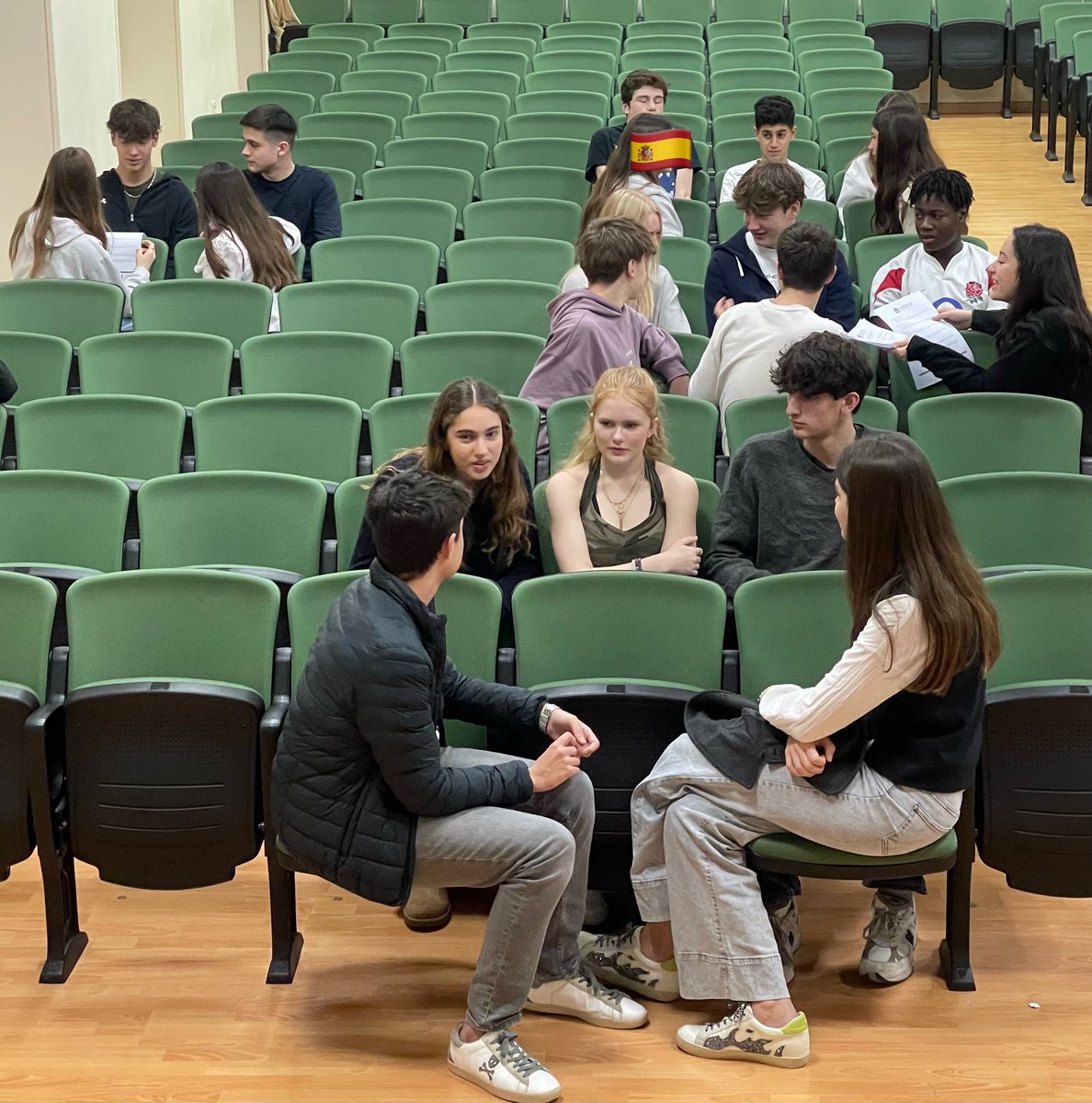 ElthamCLang's tweet photo. Day 3 in València: the students visited a school in the city centre and enjoyed a language exchange activity with Spanish students. https://t.co/D1Eu90YGjU