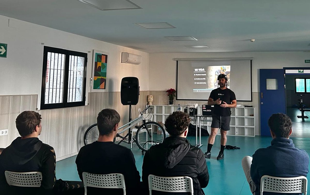 FundDiagrama's tweet image. El ciclista de #trial #PabloAdame ofrece una exhibición y una charla sobre #hábitosdevidasaludable a los jóvenes atendidos en el centro ‘Odiel’ de Huelva.
fundaciondiagrama.es/comunicacion-y…