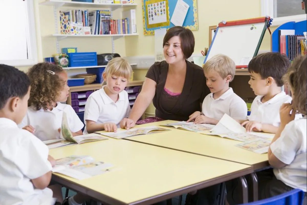 ‘Why should we read aloud in class?’

“The teacher reading aloud and expertly modelling fluency (pace, expression, volume etc.) is likely a better bet than selecting underpractised pupils to read.”

alexquigley.co.uk/who-should-rea…
