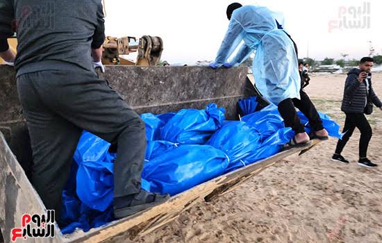 ihcentoo's tweet photo. The Red Cross covers the coffins of the enemy prisoners with a clean white cloth, &amp; allocates an independent car to transport each one, while the bodies of Palestinians martyrs are loaded hundreds one on top of the other, packed in blue bags, carried in garbage trucks!! https://t.co/f9w9b9Qcms