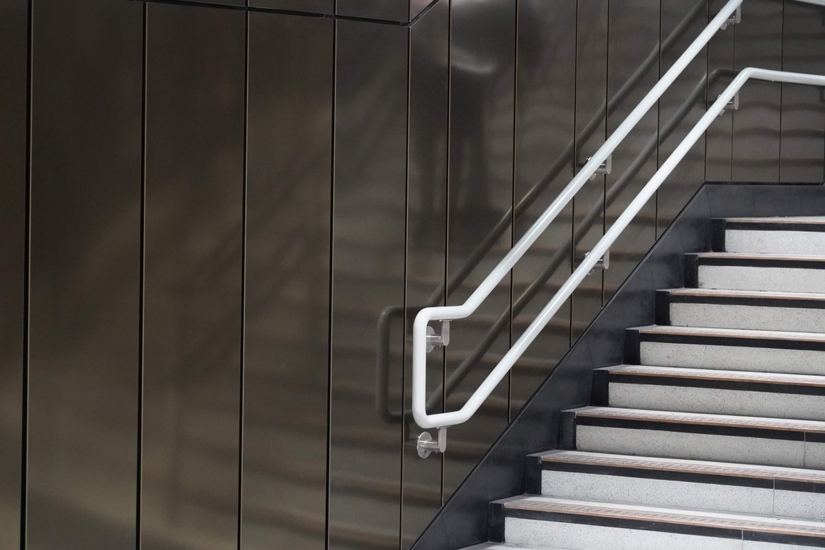 Showcasing details of the recently complete Bakerloo Line Ticket Hall at Paddington Station. Both quality &amp; inclusion were key drivers behind materiality choice &amp; detailing which has been carefully designed to provide ample contrast &amp; to aid wayfinding: bit.ly/4hI6zma