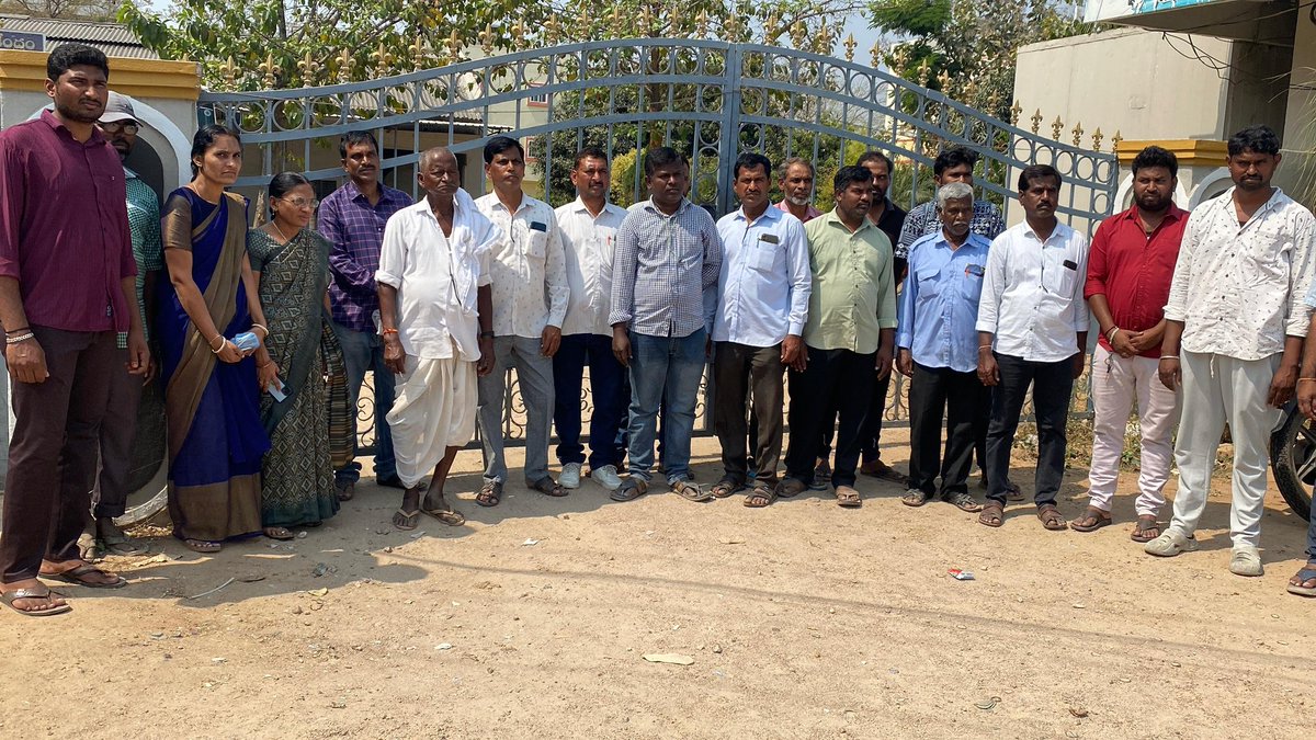 TeluguScribe's tweet photo. సిరిసిల్ల సైకో కలెక్టర్ మరో సైకో చర్య 

పాల డైరీ చిల్లింగ్ సెంటర్‌ను సీజ్ చేయించి.. పాల రైతుల కడుపు మీద కొట్టిన సిరిసిల్ల కలెక్టర్ సందీప్ కుమార్ ఝా

ఉమ్మడి కరీంనగర్ జిల్లా వ్యాప్తంగా లక్ష మంది పాల రైతుల కుటుంబాలతో నడుస్తున్న సంస్థపై అనాలోచిత చర్యలు 

రాజన్న సిరిసిల్ల జిల్లా వేములవాడ రూరల్ మండలం కరీంనగర్ రైతు పాల డైరీ చిల్లింగ్ సెంటర్‌ను సీజ్ చేయించిన కలెక్టర్ 

గత 22 ఏళ్లుగా రైతులే ఓనర్లుగా ఉండి నడుపుకుంటున్న సంస్థ పై అక్కసు 

పర్మిషన్ లేదంటూ ఎలాంటి నోటీసులు ఇవ్వకుండా, 20 వేల లీటర్ల పాలు ట్యాంక్‌లో ఉండగానే వచ్చి సీజ్ చేసిన అధికారులు 

ప్రభుత్వం, కలెక్టర్ సందీప్ కుమార్ ఝా తీరుపై భగ్గుమంటున్న పాడి రైతులు