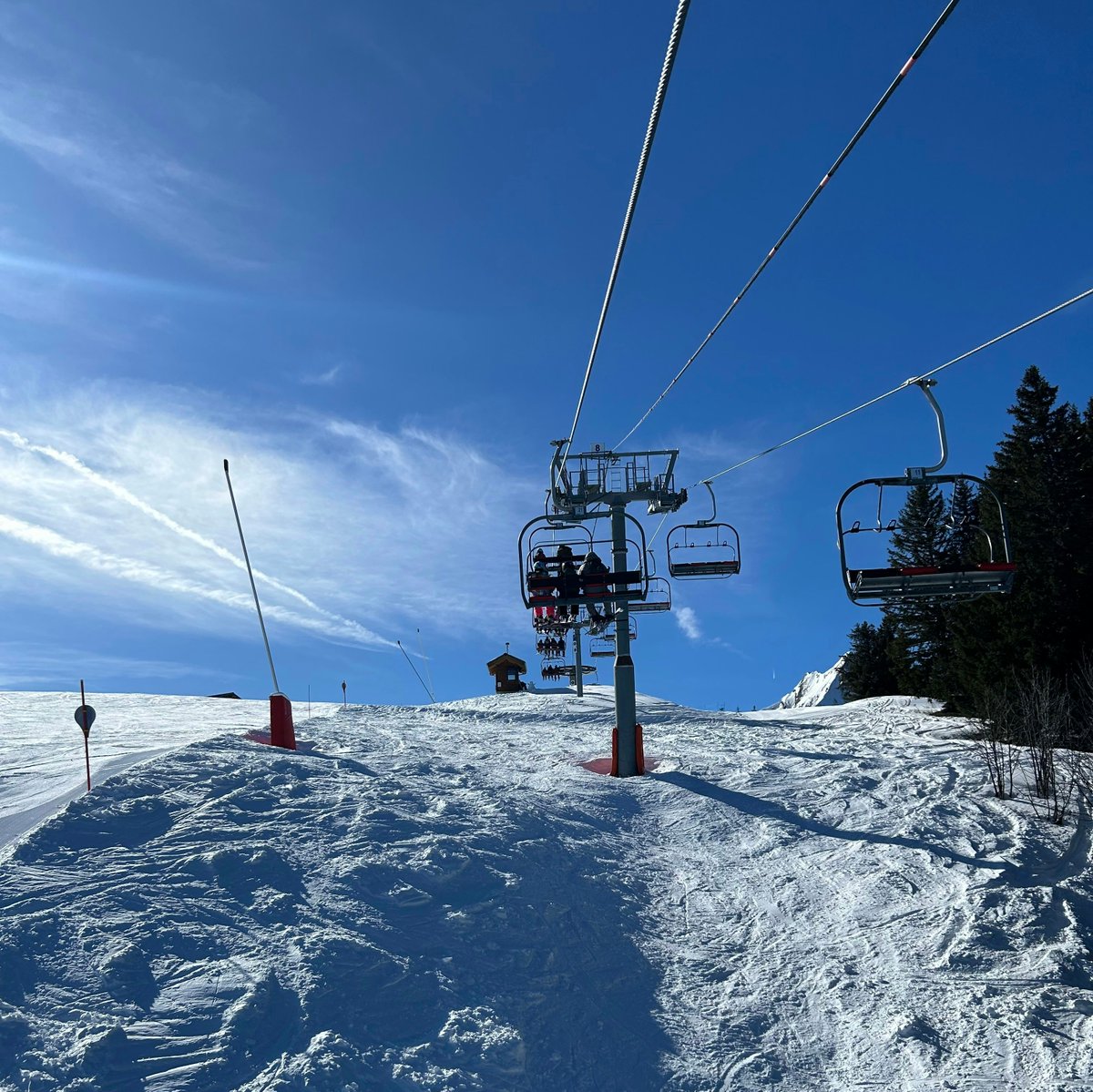 Today, St Jean is showcasing stunning ski conditions! 

It's the perfect day to hit the slopes and enjoy the beautiful weather. ❄️  
#StJean #Skiing #SkiTrip #BlueBirdDay