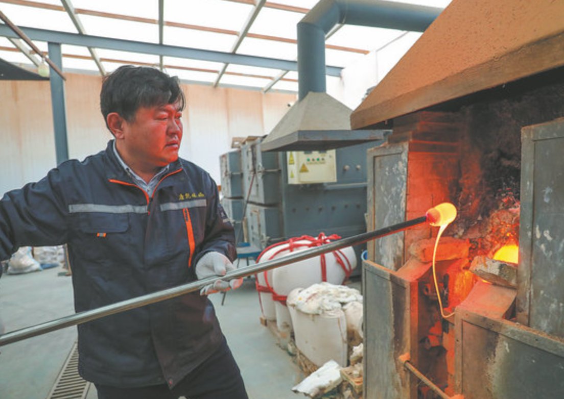 ZiboOfficial's tweet photo. Decades of dedication to glass history and craftsmanship have led Sun Yunyi to perfect the "jiyouhuang" (chicken-fat yellow) color, reviving the former glory of an ancient skill. A true testament to persistence and artistry! #ZiboFigure #ZiboCulture https://t.co/tIgOPjR5mb