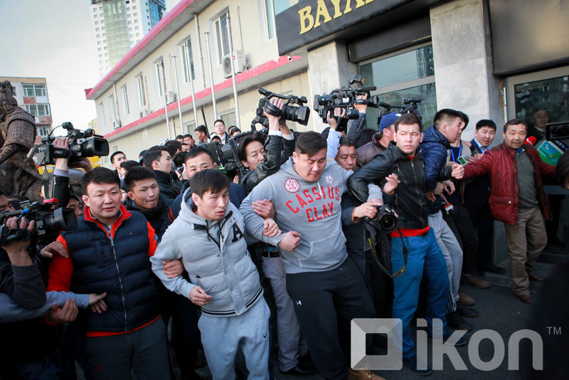 Энэ үед л жонхууг шоронд нь хийчихсэн байсан бол Түвшинбаяр ч хүн алахгүй, хэрээ баатар ч мундаг киноны найруулагч хэвээр үлдэж, бид Оюун-Эрдэнэ гэдэг мундаг сайн ламтай болж, Монгол улс 15тб долларын алдагдал хүлээхгүй байх байлаа.