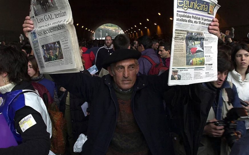 Gaur duela 22 urte Guardia Zibilak indarrez itxi zuen munduan zegoen euskarazko egunkari bakarra.

Operazioan atxilotutako kideak gainera basatiki torturatuak izan ziren nahiz eta 10 urte geroago itxiera funtsik gabea izan zela ebatzi zuen Justiziak.

GORA EUSKALDUNON EGUNKARIA!!
