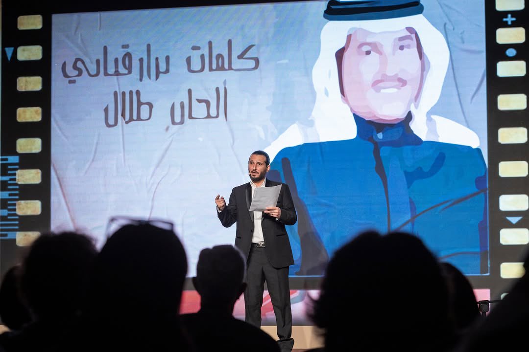 أمسية استثنائية غمرتنا بسحر شعر نزار قباني وإحساس كلماته التي لا تزال حية في الذاكرة. بين المشاهد الدرامية الحية والأداءات الموسيقية المؤثرة، حيث تُجسد قصائده الشعيرة لحظات الحب والفقد والحرية على خشبة المسرح.

#مهرجان_الإمارات_للآداب2025