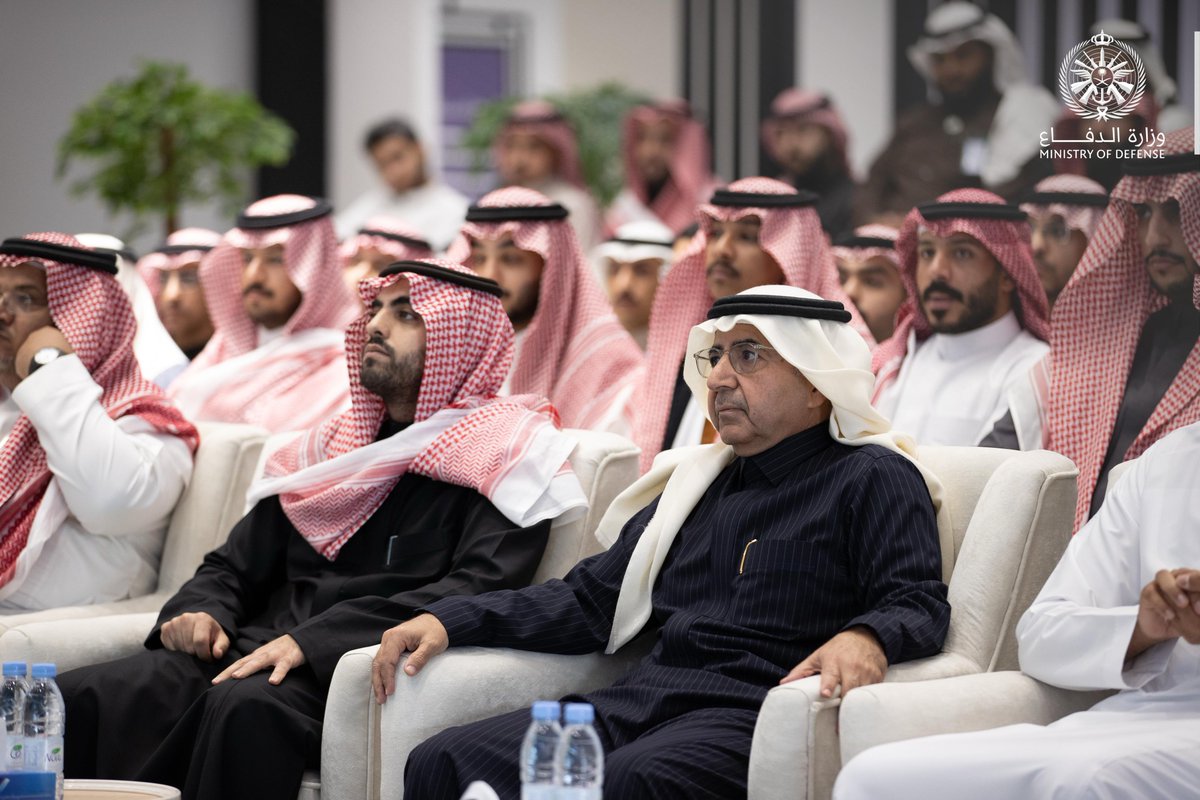 معالي المستشار في #وزارة_الدفاع الرئيس التنفيذي لبرنامج تطوير الوزارة الدكتور سمير الطبيّب، يزور مقر تدريب الملتحقين ببرنامج #فخور الذي يهدف إلى تطوير الكفاءات من حديثي التخرج لشغل الوظائف المدنية بالوزارة.