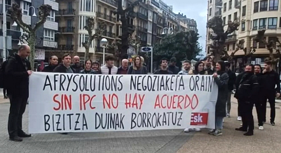 ESKsindikatua's tweet photo. Continuan las movilizaciones de la plantilla de #AFRYSpain para reivindicar un pacto de empresa que actualice las condiciones laborales al siglo XXI.

#MakingHistory for #MakingFuture
#Afry #Donostia #Gipuzkoa https://t.co/RFnusYAgWU
