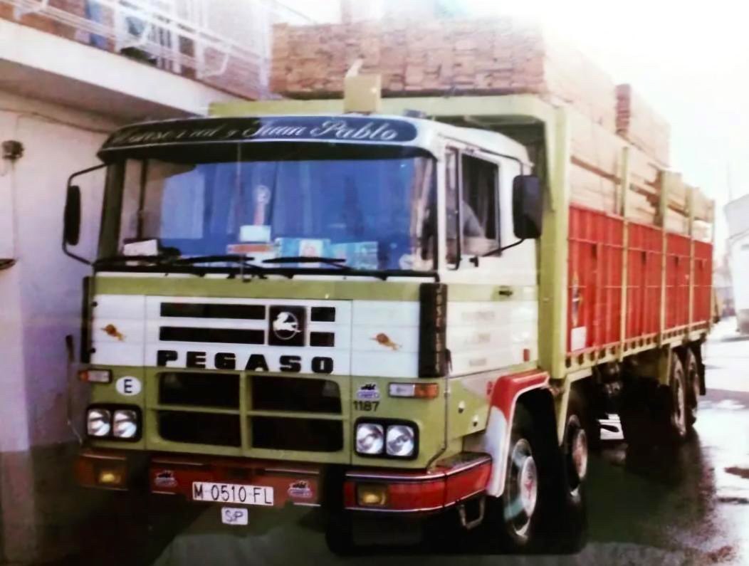 📸Camión Pegaso de la empresa familiar situado en la calle Géminis 16, #Barajas (#Madrid).

🗓️Fecha: 1982.

🤳Autor: Familia Alonso e Hijos.

ℹ️ Cesión de Iván Alonso Zarzuelo. 

#MemoriaDeBarajas