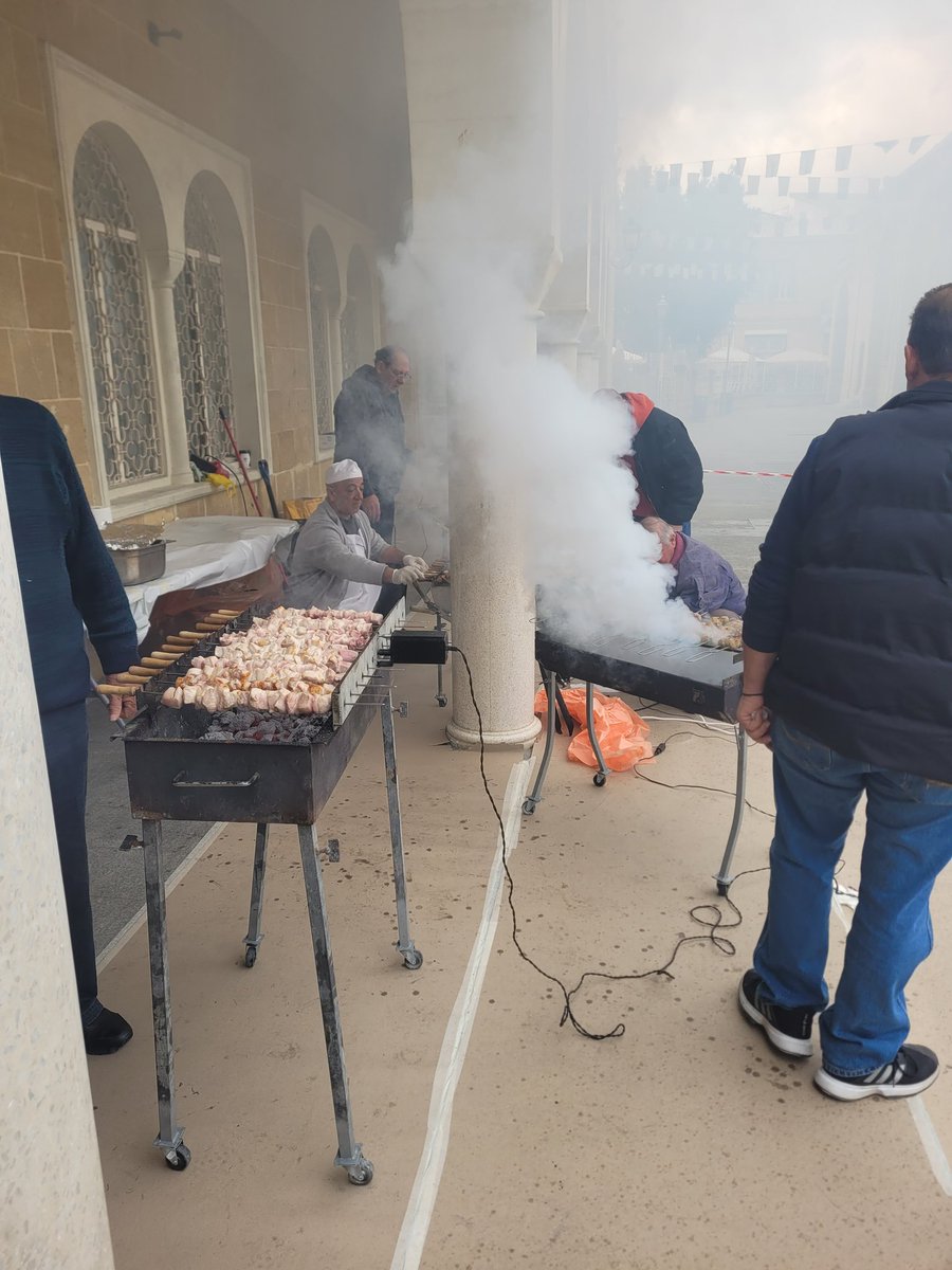 Καλημέρα Τσικνοπέμπτη σήμερα. Ξεκίνησε το ψήσιμο στην Αγία Φανερωμένη. Κοπιάστε.