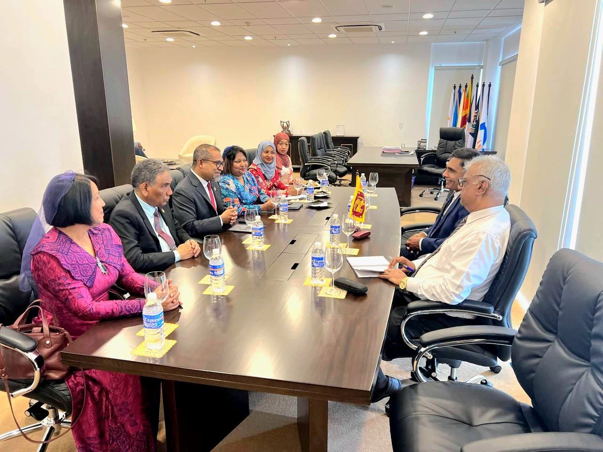 I had a fruitful meeting with Hon. Ananda Wijepala Minister of Public Security and Parliamentary Affairs of #SriLanka, today. 

I appreciate his positive approach to addressing the visa issues faced by Maldivians. Looking forward to continue working together for mutual benefit.