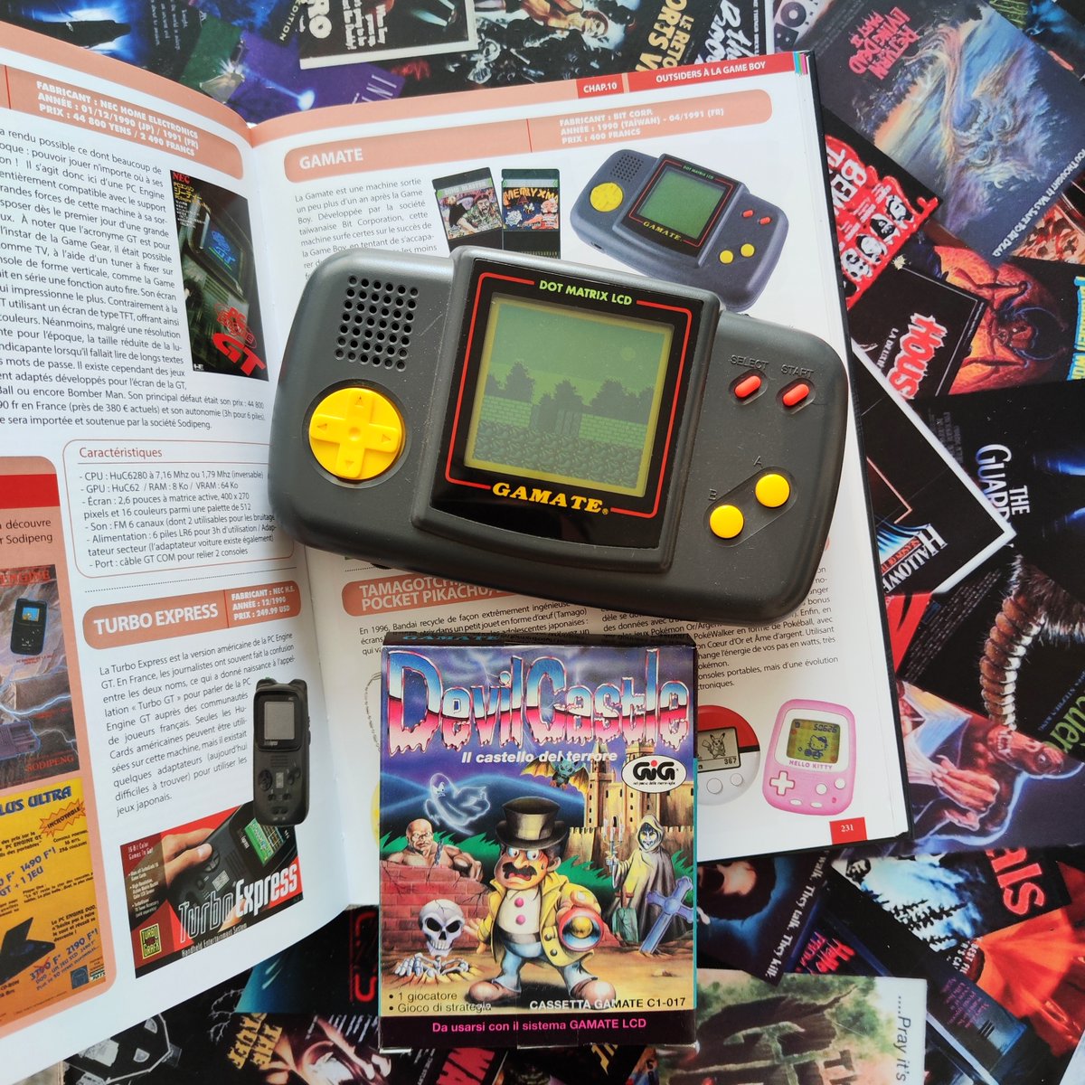 En plein rattrapage de mon #backlog livre, voici l'excellent "Consoles Museum" de chez <a href="/omakebooks/">Omake Books</a> ! 

Le livre passe à 1page de la perfection : ne pas mettre le #telescore de <a href="/GroupeSEB/">Groupe SEB</a> à la page 21 mais à la 20 (<a href="/CD_CotedOr/">Côte-d'Or</a> 🥲 ) Vous répondrez de ce crime <a href="/FlorentGorgesFR/">Florent Gorges</a> !(😙)