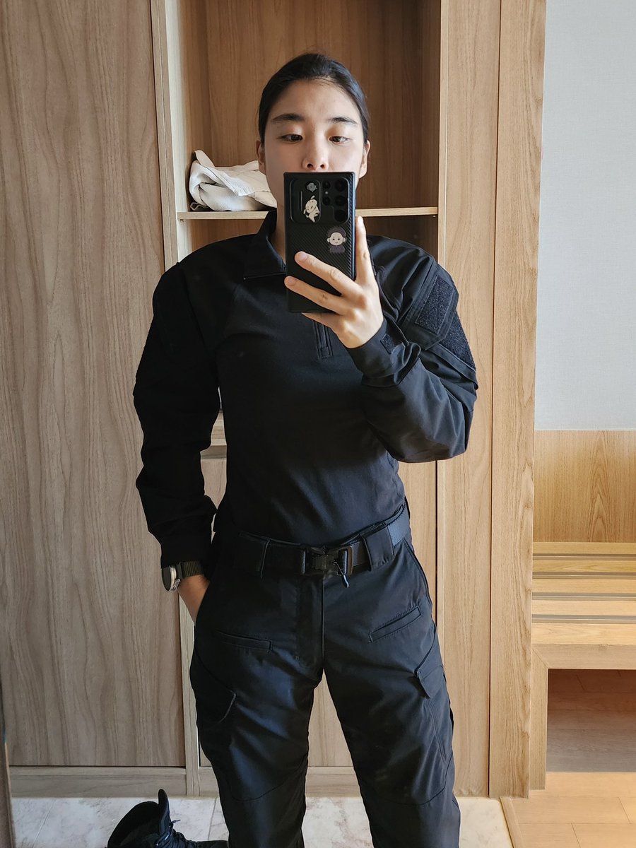 허리 얇은데 어깨 ㅁㅊ
　　　ヘ　 ヘ
　　   /　＼/　＼
　   ／　　　　　ヽ
　 /　　ㅇ　　 ㅇ　|
　｜　∪　/￣￣T　|
　｜∪　 ｜　　|　  |
　 ＼　　｜＿　| ノ
　 ／　ヽ｜　ヽ|、
　(　　 |｜　 ||  ｜
　|　　 ヽ二二ノ｜
　|　 L　　　　｣  ｜
　ヽ＿ﾉ　　　(_/