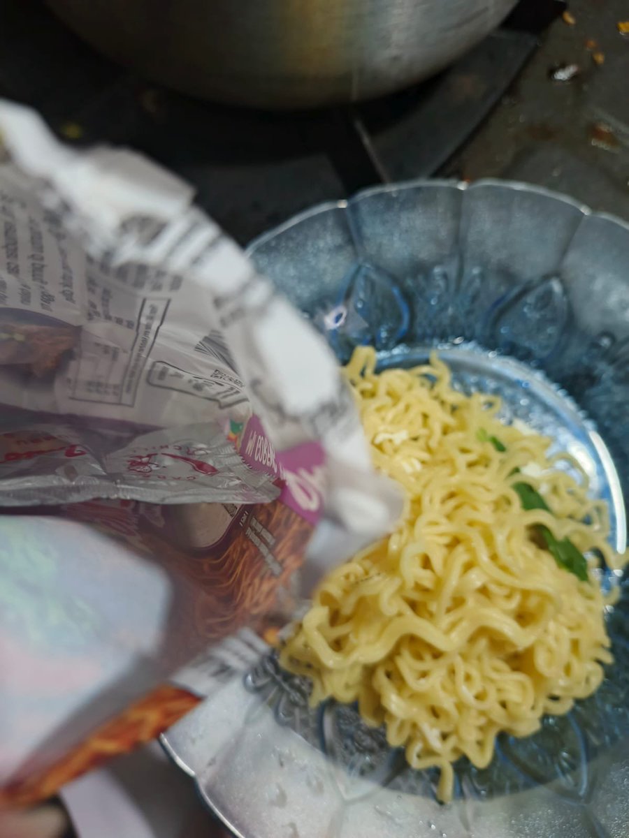 Guna_Rynism's tweet photo. Lagi laper"nya, di lemari cuma ada indomie goreng rendang 1 biji, pas mau di masak bumbunya gak lengkap, cuma ada bumbu serbuk, gak ada oil kecap nya. emang @Indomielovers ikut efisiensi anggaran ya ? #indomieGelap https://t.co/V4gfhlAZNI