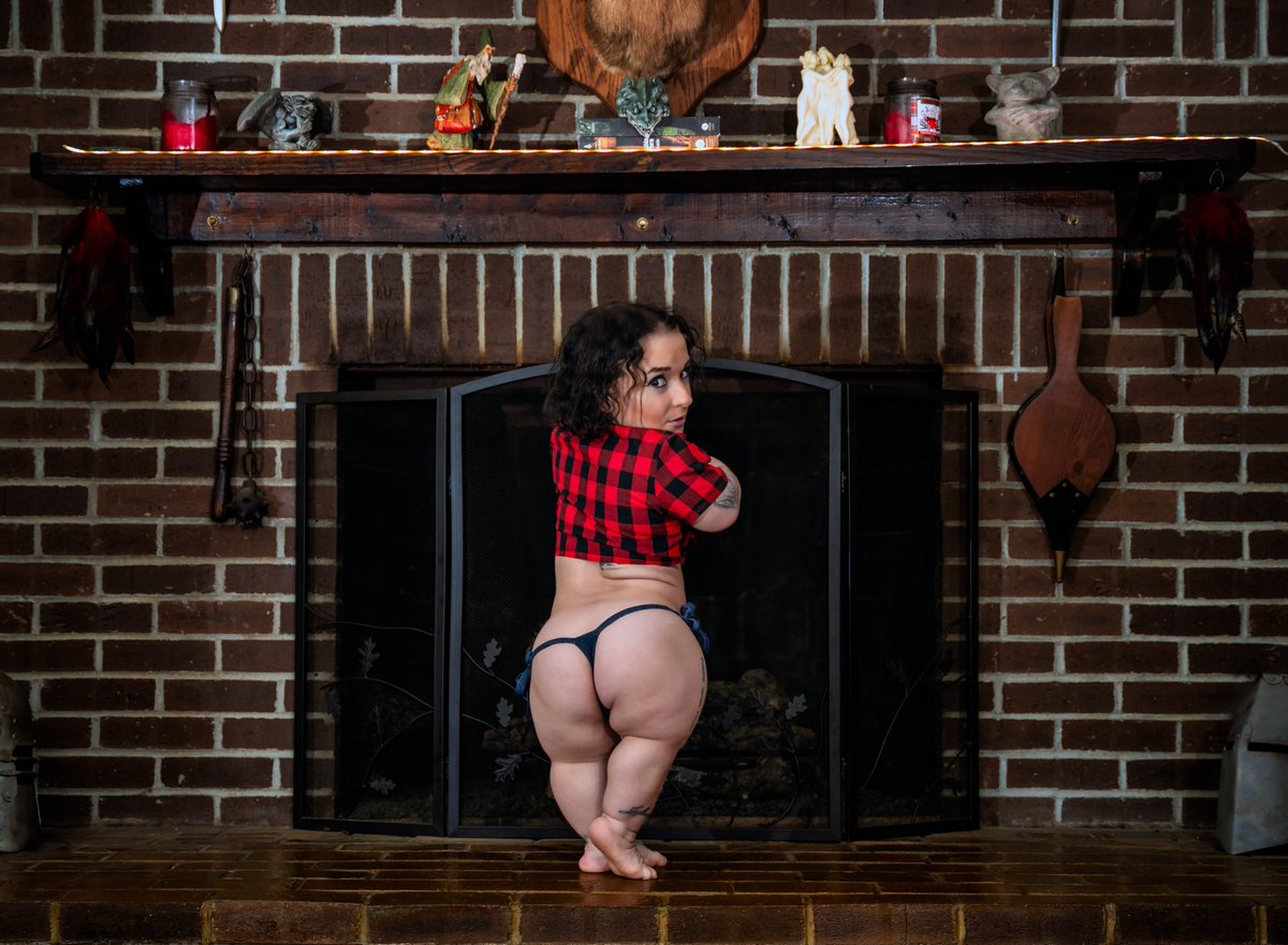 Look how tiny I am hehe. Imagine how big it looks in my hands 🙌 😜 check me out onlyfans.com/sasseecassee