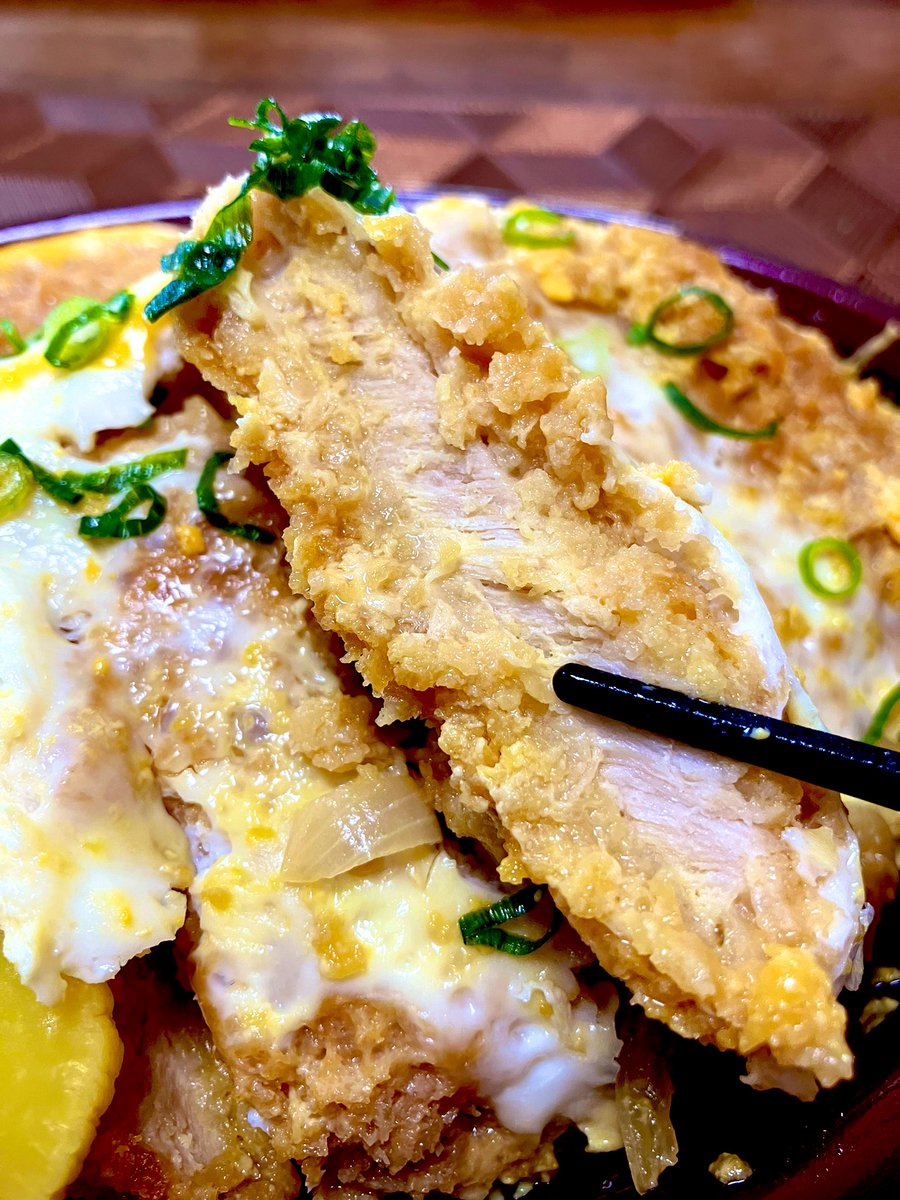 スーパーのお惣菜コーナーに新商品のメガ盛りダブルカツ丼が登場したので買ってきて重さを測って笑ってる

他にもメガ盛りはソースカツ丼とチキンカツカレーがある

ヤバいな!そしてめちゃくちゃ良いお味で美味しい!!お肉も柔らかくてギッシリ! 