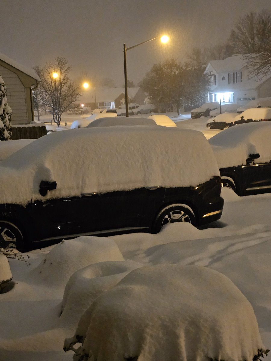 eulermatthew4's tweet photo. Buried in VA Beach @NWSWakefieldVA @JeffEdmondsonWX @JimCantore @wxmanricky https://t.co/agW4qt5aKz
