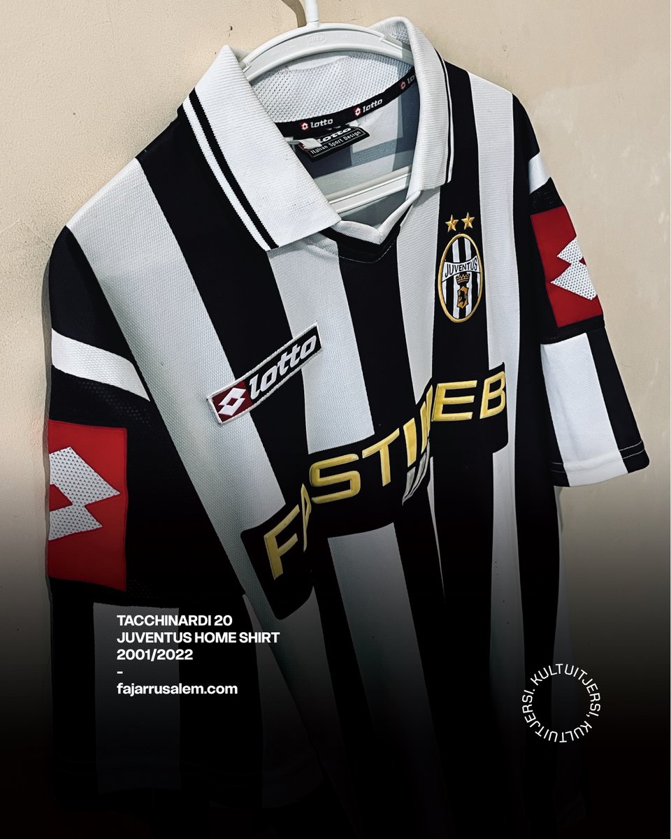 fajarrusalem's tweet photo. Del Piero sudah biasa, Trezeguet juga. Tapi ketika jersey ini muncul dengan nns Tacchinardi, rasanya sayang untuk dilewatkan. Dan saya pribadi selalu suka ketika di jersey Juventus ada aksen merah, contoh lain ada di jersey 2007.
 
Akhirnya setelah cocok di harga, jersey Juventus ini selamat sampai di Cibinong.

Untuk saya, anak kecil yang tumbuh menonton Juventus dengan sponsor Fastweb, jersey ini sukses secara instan bikin ingatan balik lagi ke jaman itu.

Jaman dimana Del Piero dan Trezeguet jadi duet, jaman dimana Juventus jadi idola hampir semua anak-anak. Soalnya sempat ada Zidane juga main disana. Makanya jersey ini banyak ceritanya.

Sedikit tentang Tacchinardi, selain nomor 20 yang ikonik, dia adalah gelandang yang sukses menjalankan perannya. Makanya karirnya juga lumayan stabil dan cukup lama berperan penting dalam kesuksesan Juventus, termasuk ketika juara Serie A atau scudetto dengan jersey ini. 

Di ujung kebersamaannya dengan Juventus
dia juga rela berikan nomor 20, untuk Brighi dan dia ganti ke nomor 3. Btw dari skuad Juventus 2001/2002 siapa pemain yg kalian suka, Ciro Ferrara? Pesotto? Conte? atau malah Marcelo Salas?

Btw saya suka banget crestnya, epic! #kultuitjersi | #jersibagus
