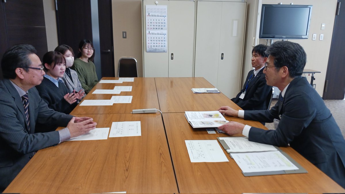 f_fruits_line's tweet photo. 本日（２/20）は、福島大学に依頼して制作した養蚕と織物の文化を伝える絵本を市に寄贈して来ました。明日以降、市内の小学校や市立図書館の本館、フルーツライン沿いの学習センターに納められます。ご尽力いただいた福島大学の皆様ありがとうございました。
#福島市
#養蚕
#織物
#絵本
#福島大学 https://t.co/3bXRFTaOis