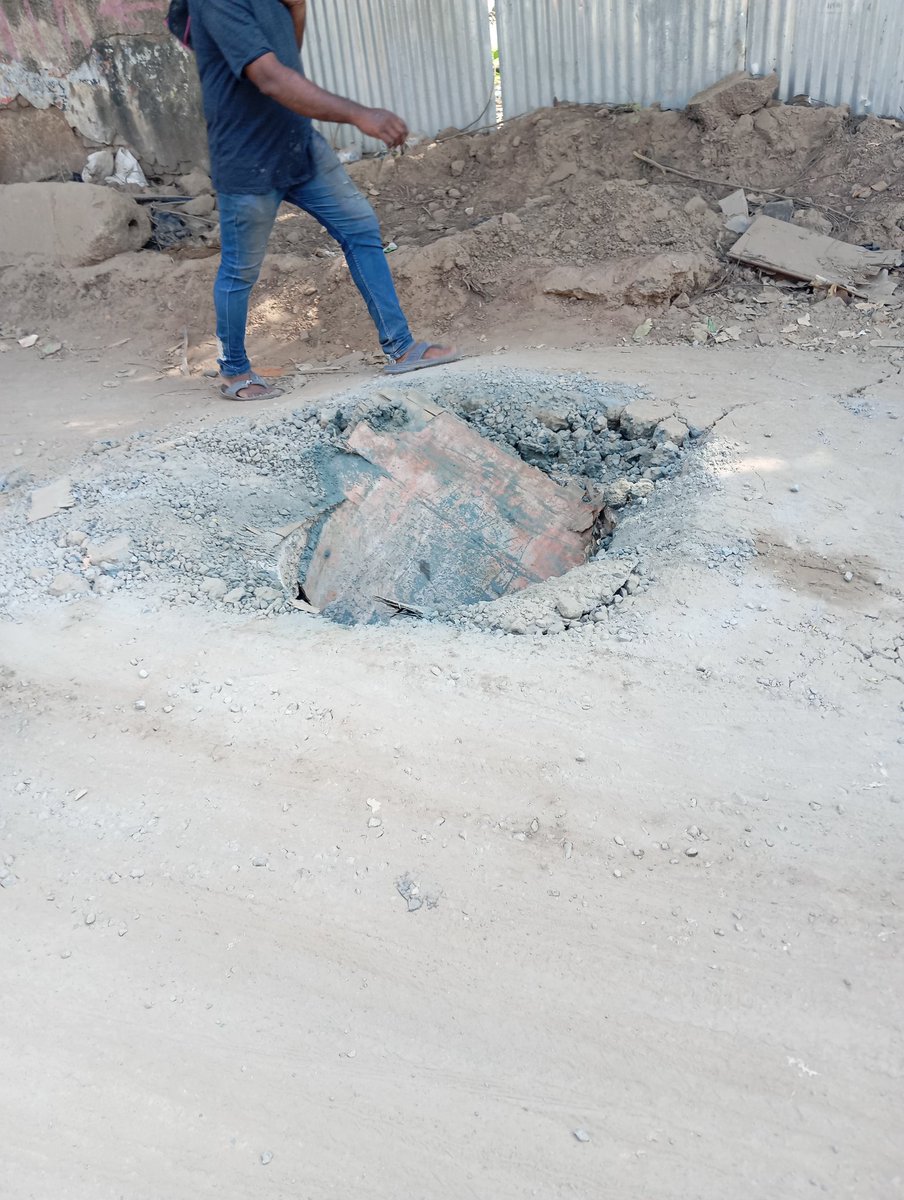 isas916's tweet photo. Accumulated debris is causing breathing issues for residence.
Children’s safety is at risk with two govt. schools nearby
Residents demand immediate action from authorities to repair the road &amp; ensure#PublicSafety @chennaicorp @ThanthiTV
@PTTVOnlineNews
@sunnewstamil
@ndtv(2/2) https://t.co/tBNLupzbOs