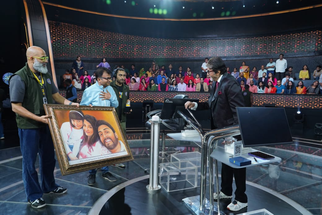 AneelMurarka's tweet photo. Had an incredible experience meeting Amitabh Bachchan ji on the sets of KBC! Presented him with a memento of Ample Missiion’s Ganesh Idol and a family portrait featuring his beautiful family. Wishing them a year full of joy, health, and blessings!
@SrBachchan #KBCIndia #LegendOfBollywood #FamilyLove #AmpleMissiion