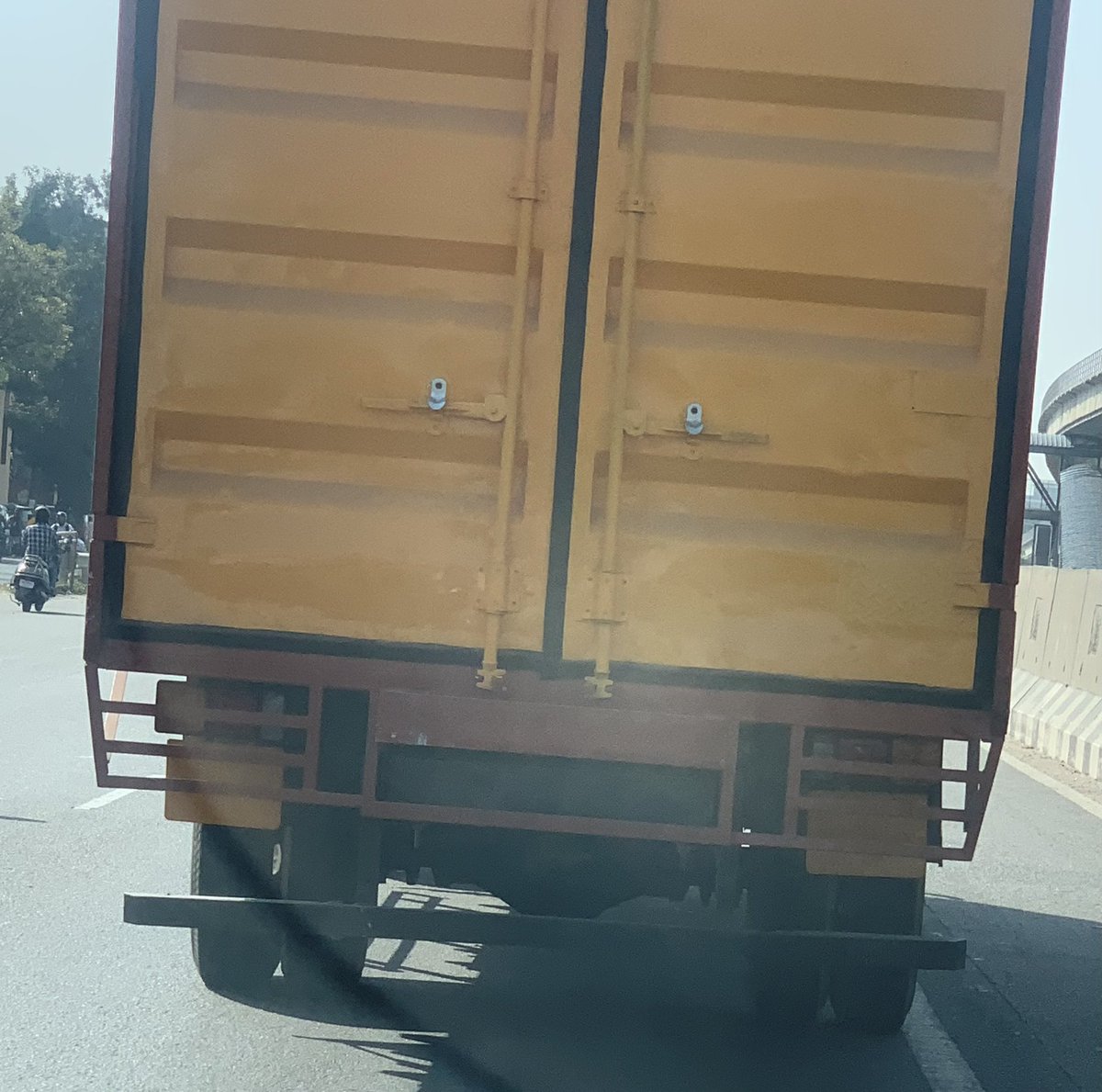 Dear <a href="/ecitytrfps/">ELECTRONIC CITY TRAFFIC BTP</a>
Found this carrier in the Hosur Road near Hebbagodi Biocon
As you can see, the registration plate is empty
How can your cameras register traffic violations here?
No traffic police notices or acts
KA 01 AA 1450 as per front registration plate