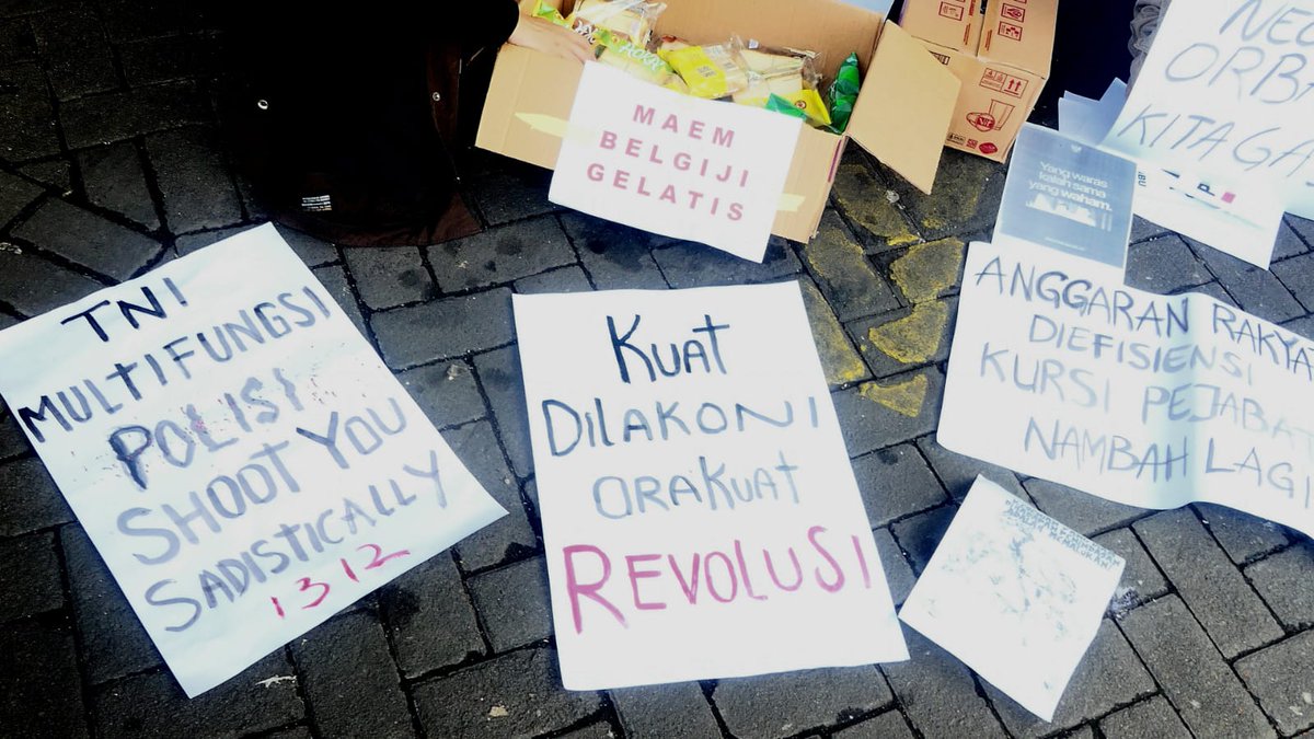 Aksi turun ke jalan #BersamaRakyat di Jogja hari ini, Kamis (20/2). 

#IndonesiaGelap