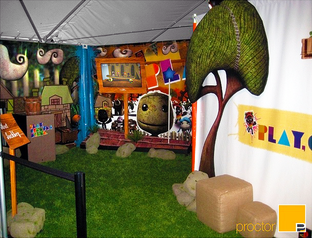 TheDailyLBP's tweet photo. LittleBigPlanet promotion booth (2009) https://t.co/QZOrsjAoKq