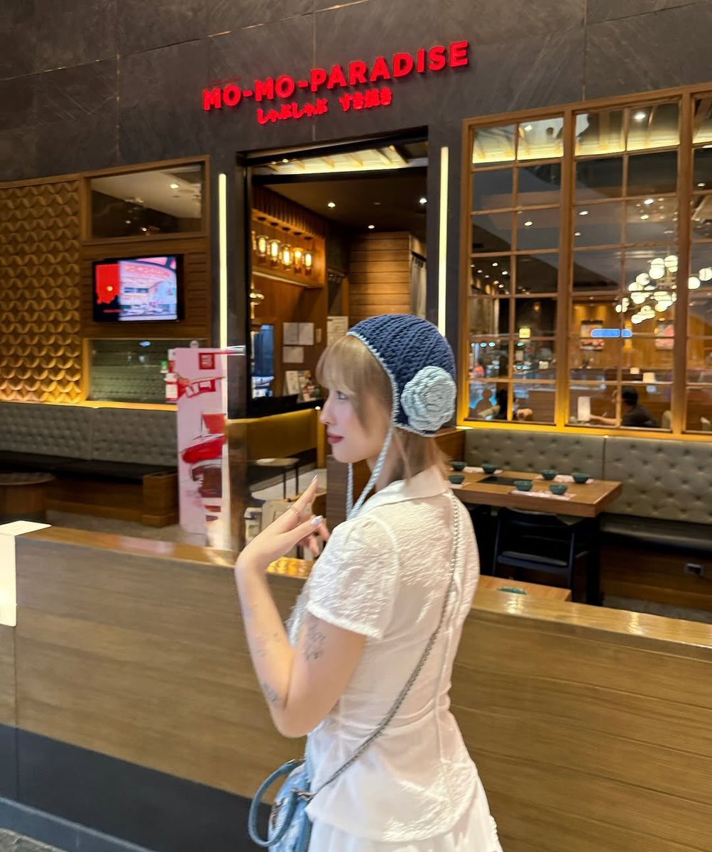 แกกกกกน้องโมะมาลงรูปที่ไทยแล้ววววแคปชั่นไทยแลนด์ทริปครอบครัว ไม่มีวั้นเจอเลยย แล้วคือถ่ายหน้าร้านโมโม่5555555555555555555 ทไว้รักประเทศไทยจริงๆ 🥹🇹🇭