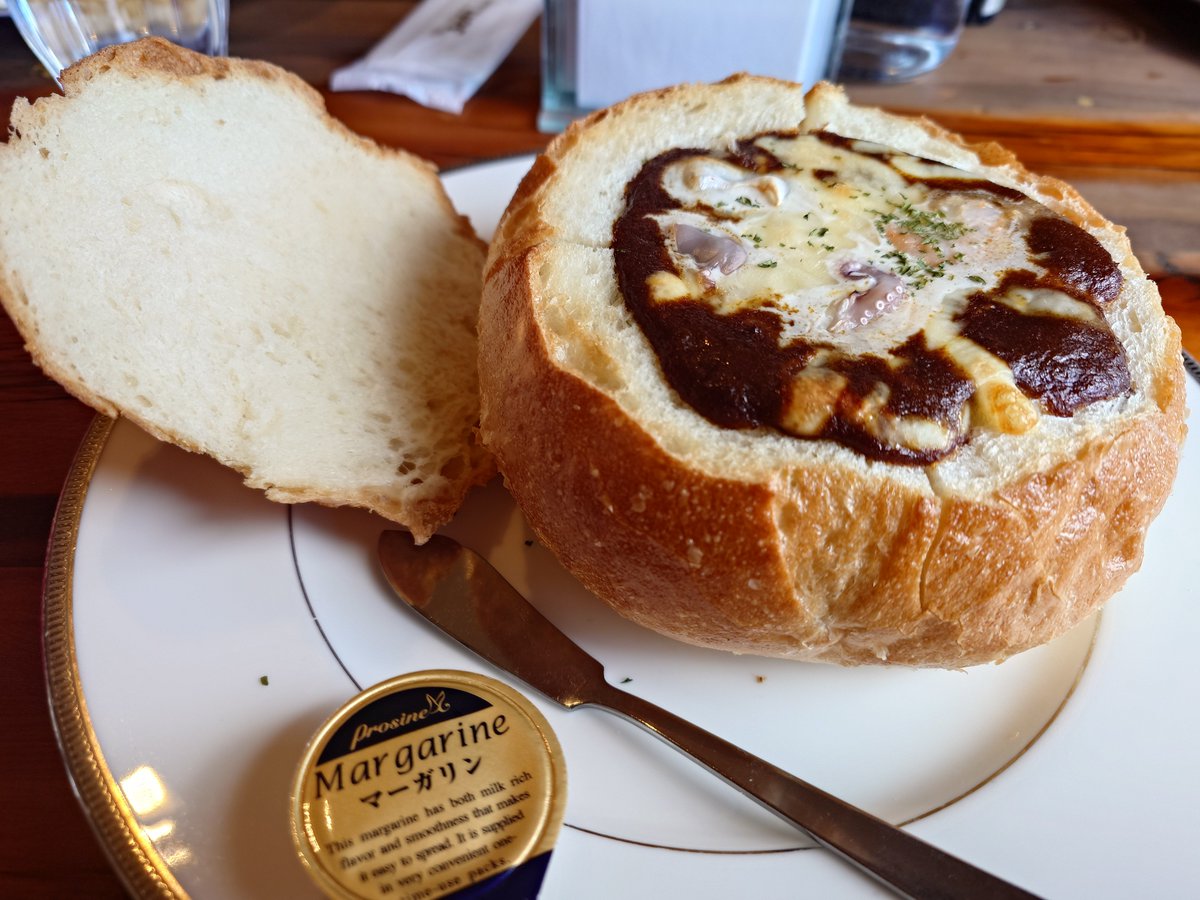 yunnomakoto's tweet photo. お昼ご飯
#パンケースに入ったシーフードカレーパン
#saddleback https://t.co/Q2ANdpVb5A