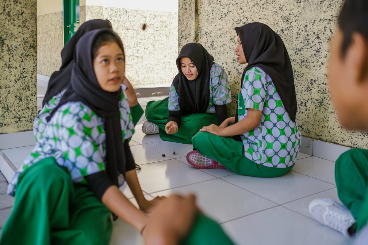 pedulianak's tweet image. A handful of pebbles, a heart full of joy! 😊💚
Our girls make the most of recess by playing this traditional game, where skill and quick reflexes determine the winner. Sometimes, the simplest games bring the biggest smiles! #RecessFun #TraditionalGames #PeduliAnak