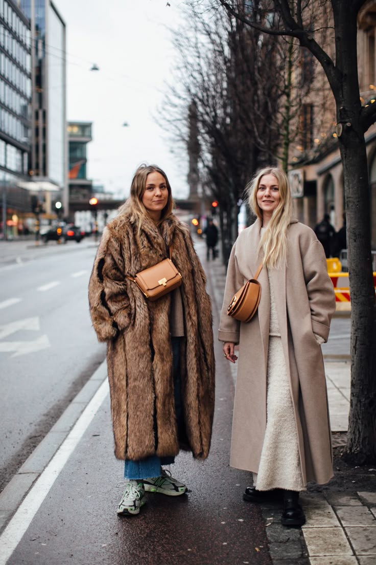 Street Style Experience: Fashion as a Lifestyle

Street style is more than just clothing—it’s a movement, a culture, and a personal statement. It’s where fashion meets individuality, blending high fashion with everyday wear in the most creative ways. A true street style