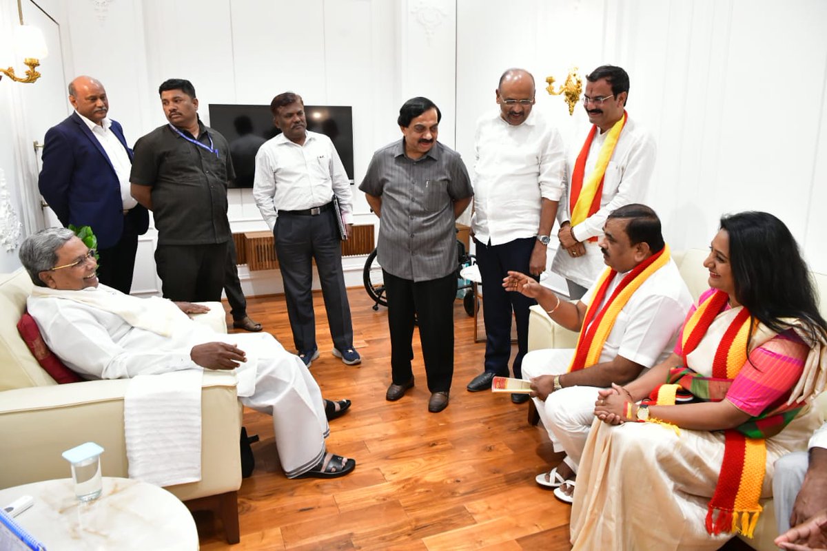 MrKarave's tweet photo. ಕೆಪಿಎಸ್ ಸಿ ಪರೀಕ್ಷೆಯಲ್ಲಿ ಕನ್ನಡ‌ ಮಾಧ್ಯಮದ ವಿದ್ಯಾರ್ಥಿಗಳಿಗೆ ಆದ ಅನ್ಯಾಯದ ವಿರುದ್ಧ ಕರ್ನಾಟಕ ರಕ್ಷಣಾ ವೇದಿಕೆ ಸಂಘಟಿಸಿದ್ದ ಬೃಹತ್ ಪ್ರತಿಭಟನೆ ಸಂದರ್ಭದಲ್ಲಿ ಕರವೇ ರಾಜ್ಯಾಧ್ಯಕ್ಷರಾದ ಟಿ.ಎ.ನಾರಾಯಣಗೌಡರು ಮುಖ್ಯಮಂತ್ರಿ ಸಿದ್ಧರಾಮಯ್ಯ ನವರನ್ನು ಭೇಟಿ ಮಾಡಿ ಮನವಿ ಸಲ್ಲಿಸಿದ ಸಂದರ್ಭದ ಚಿತ್ರಗಳು 
#kpscdroha #kpscmosa 
#ಕರವೇ #KRV https://t.co/fd9xrCTzud