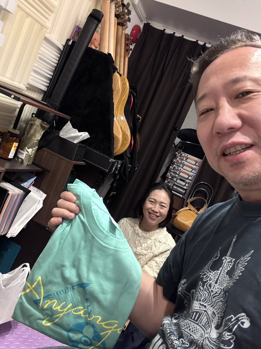 norishio88's tweet photo. 本日はアフリカのタクシー🚕運転手も知ってる著名な日本人ミュージシャンAnyango(アニャンゴ)さんのトレーニング日。新しいアニャンゴTシャツをGetしてウキウキです。デザインも着心地も素晴らしい❣️#Anyango #Nyatiti https://t.co/vmjeUKYbZC
