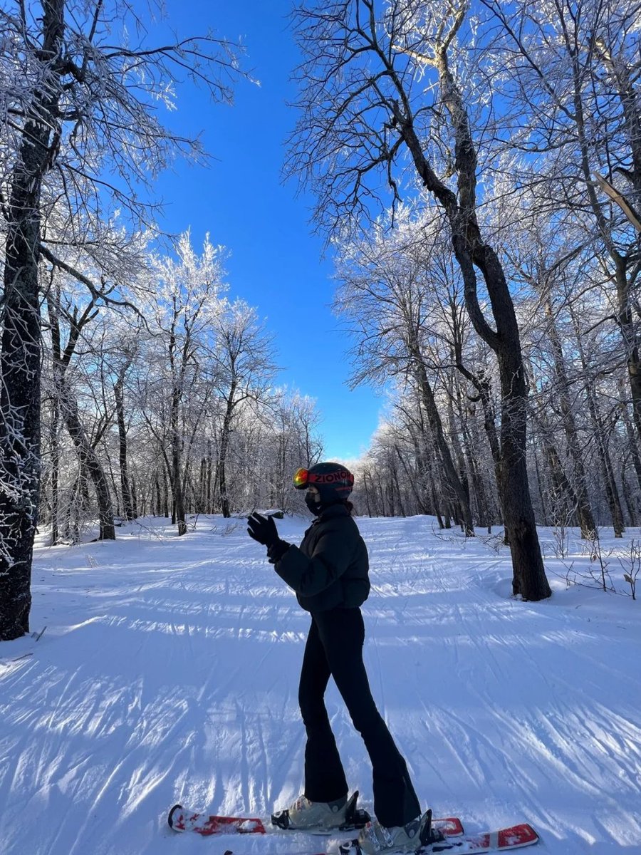 Milly_zoneXX's tweet image. My friend is the best at skiing! Skiing in New York🎿
Windham Ski Resort is a two and a half hour drive from Manhattan, New York. The ski trails include green, blue, black, and double black. Except for the double black trail, which has less snow, the other three trails are all…