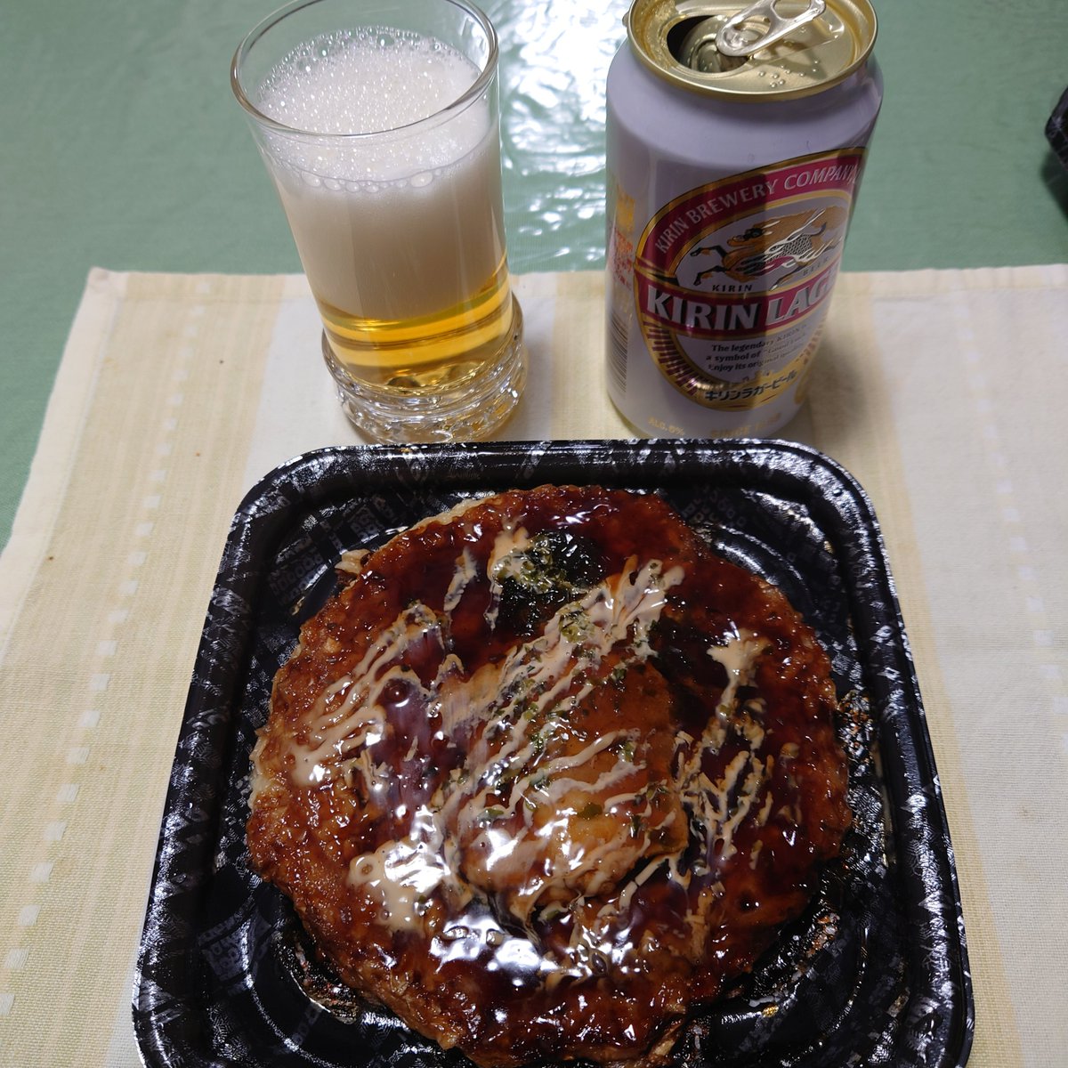 お好み焼きとキリンラガービール