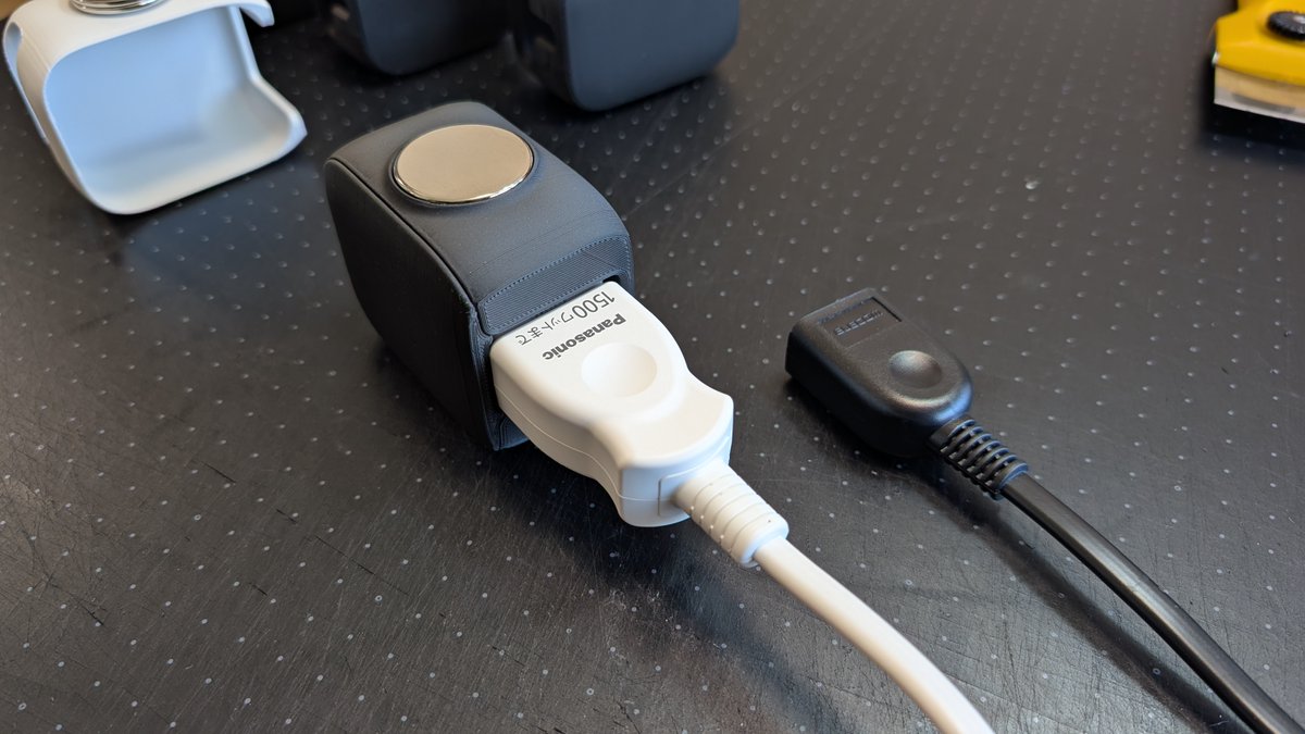 wiredesigncc's tweet image. ある程度設計が固まってきました。

◎大きな延長コードの差し込みにも対応した開口部
◎フタに「返し」を付けてパチッっとハマるように改良

一度視聴者さんに使っていただいて問題なければ販売に進めたいと思います。

充電器 amzn.to/40j71A3 #pr