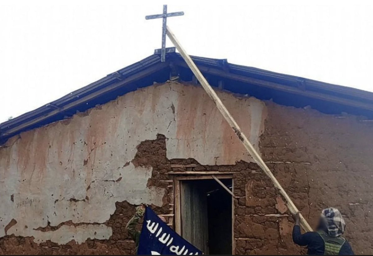 KORKUNÇ: Çocuklar ve yaşlılar da dahil olmak üzere 70 Hristiyan, Kongo'daki bir İslamcı grup tarafından bir kilisenin içinde vahşice BAŞLARI KESİLDİ.

Hristiyanlar dünya çapında en çok zulüm gören dini gruptur, ancak medya bu tür olayları bildirmez!