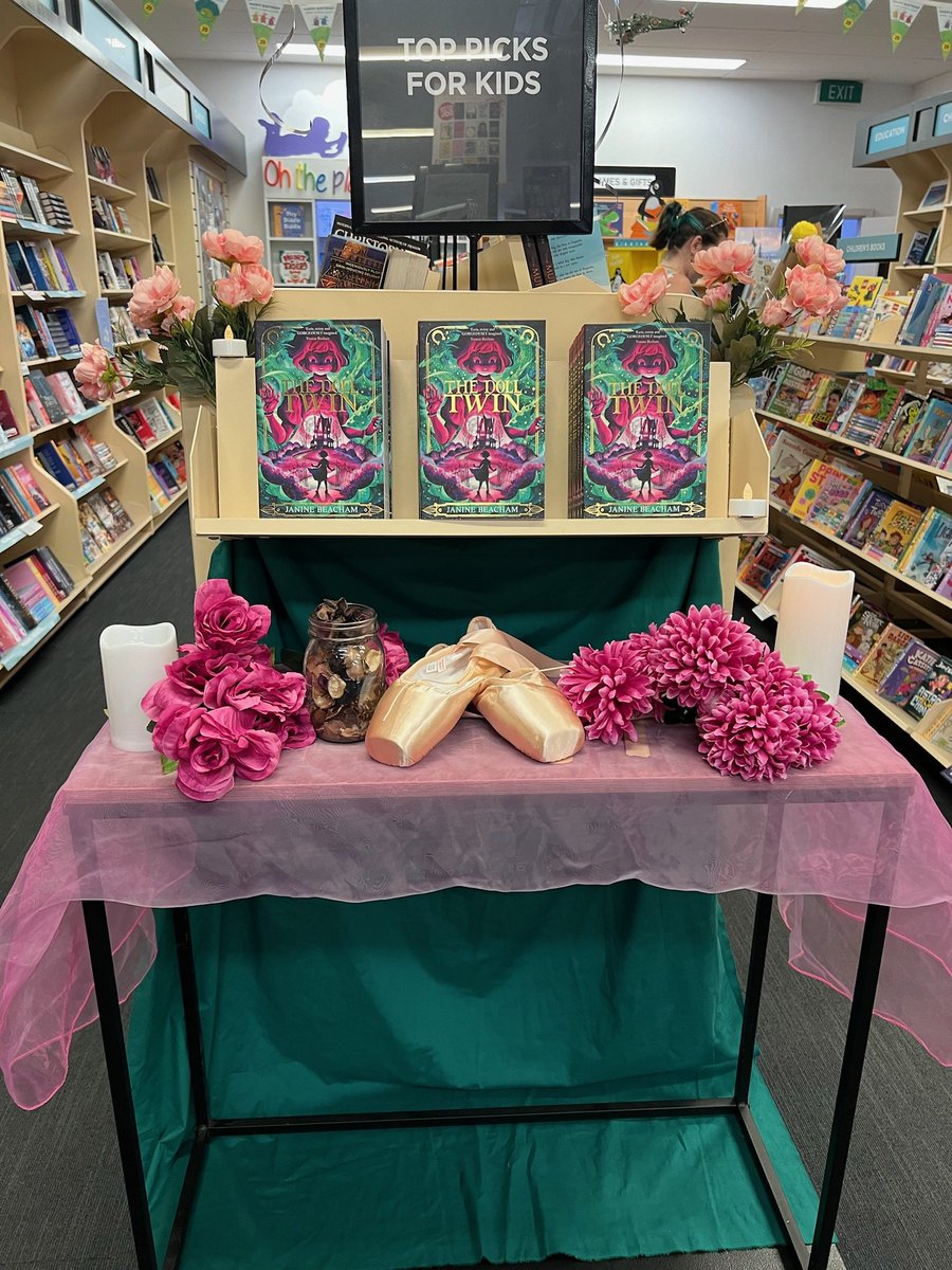 When your fellow bookshop staff do this 🥰🥰🥰