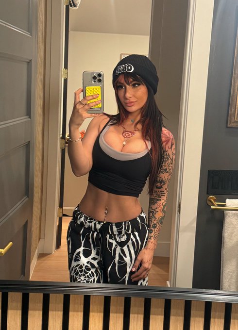 Watch Lauren Hunt's leaked NSFW photo on TwXstars