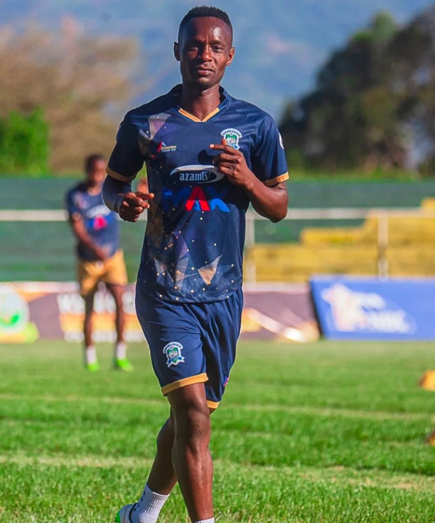 Kwa mujibu wa Mashabiki waliokuwa uwanjani wanasema kadi nyekundu ya Derrick Mukombozi ilitokana na kumpapasa maungo Mchezaji wa Simba, hivyo Refa ndie aliona ndio maana akampatia Kadi nyekundu haikuwa kosa la kumpiga Mchezaji bali kumpapasa maungo.

Kampapasa maungo kinyume na