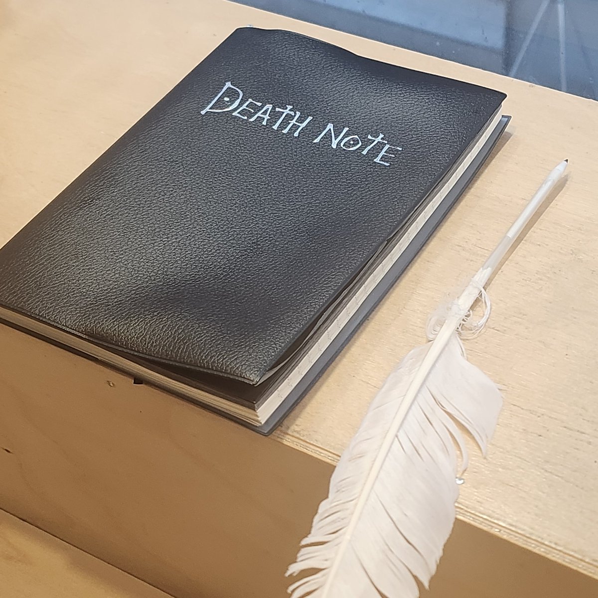 밥먹으러 왔는데 내눈앞에 데스노트 있어 이거 무슨뜻이야?