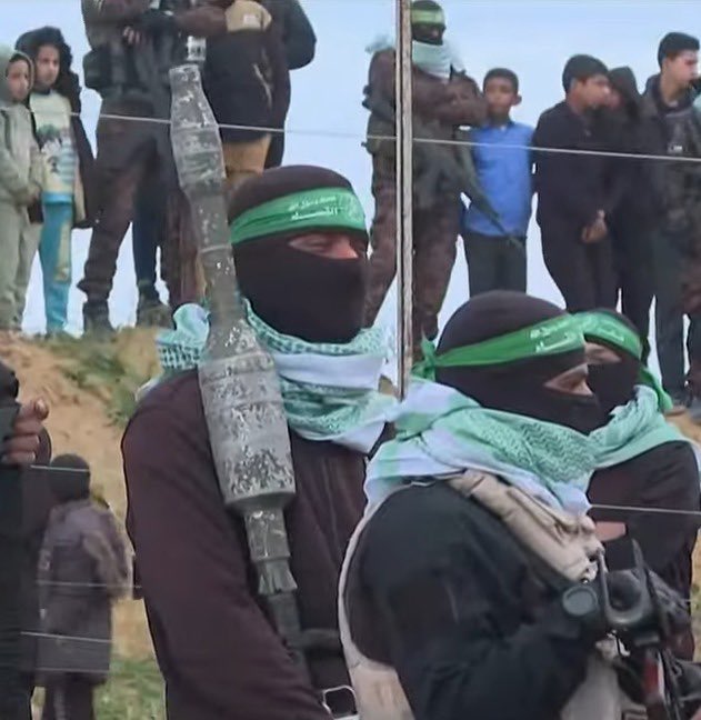 DAS ist #Gaza !
Ein Ort an dem Terroristen, Mörder, Frauen, Kinder - EINFACH ALLE, Seite an Seite stehen, und sich freuen, tote jüdische Kinder in Särgen, sehen zu können.
Gaza muss entnazifiziert werden.
So wie Deutschland 1945. 
Sonst hat #Gaza keine Zukunft.