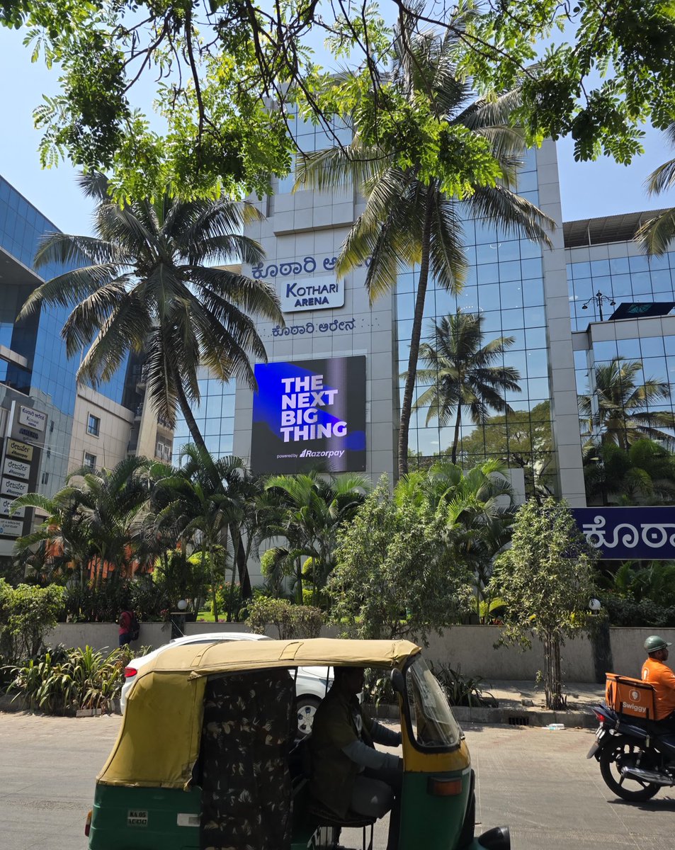Koramangala traffic now has more startups to look at 😂 

🎥 Free digital billboard for startups on Hosur Road