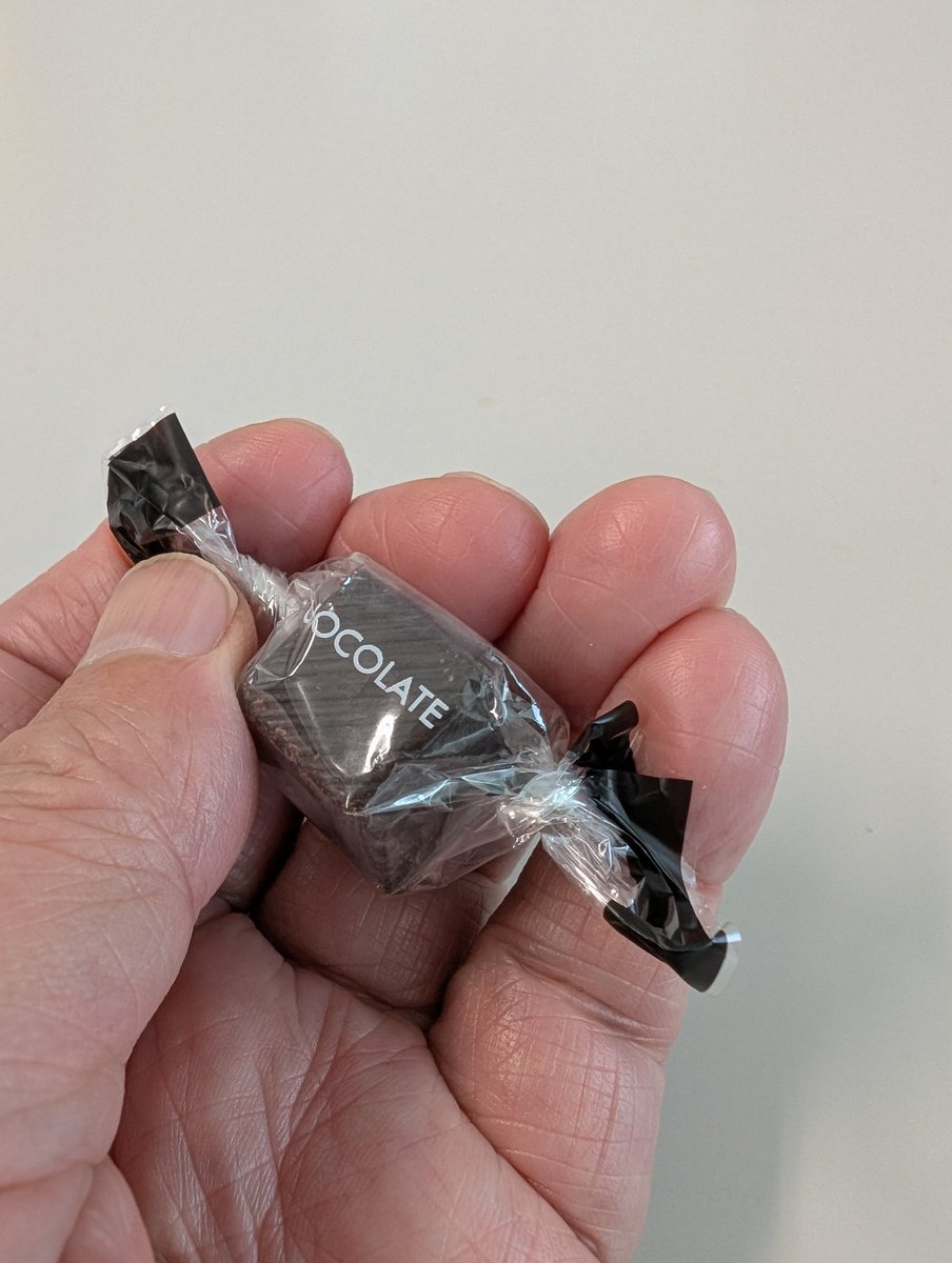 3時のおやつ頂きました
CACAO70％チョコです
もらう時に手が触れてちょっとドキッとしました✨
真面目な顔で仕事してますが頭の中はエロい事でいっぱいです😊