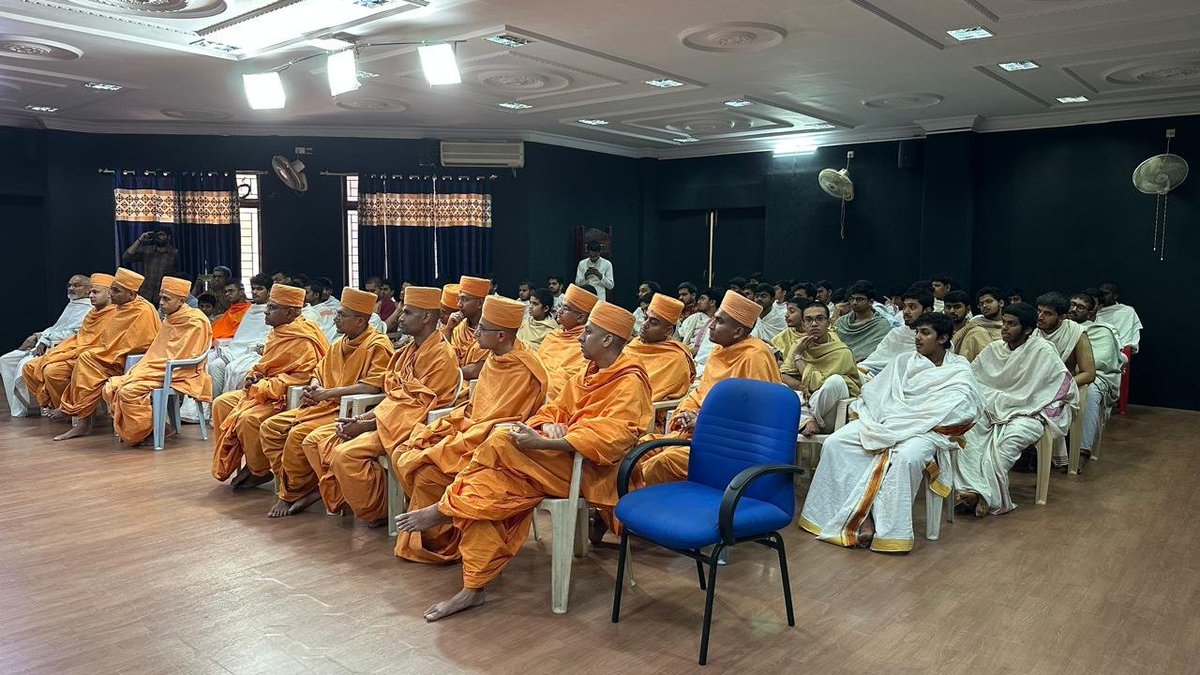 Honored to host Mahamahopadhyaya Bhadresh Das Swami &amp; his team from Swami Narayana Ashrama at our institute! His insightful interactions with our students, researchers, and faculty were truly inspiring. Grateful for his heartfelt appreciation of our publications &amp; achievements.🙏