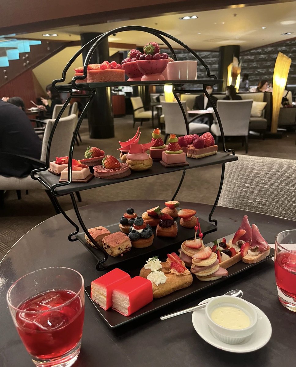 妻に連れられて生まれて初めてアフタヌーンティーなるものに来ました。

おじさんがイチゴ食べてる写真は需要なさそうなので載せません。

イチゴが嫌いになるほど食べました、、笑